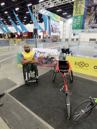 Atleta Parré desenvolve cadeira de rodas com alto desempenho para atletismo