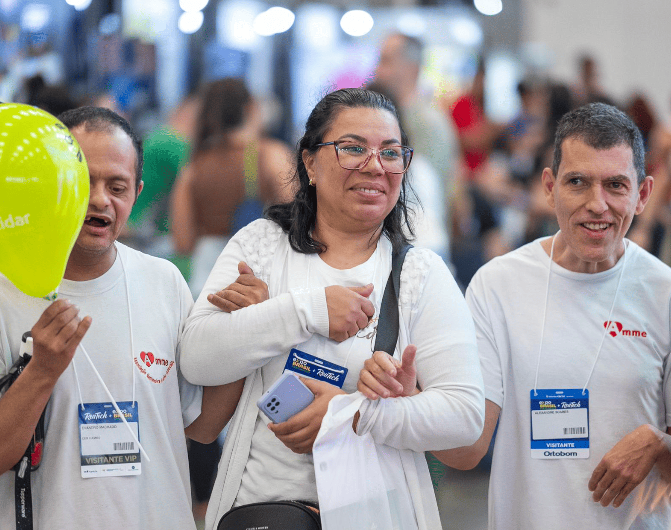 Visitantes andando pela feira REATECH