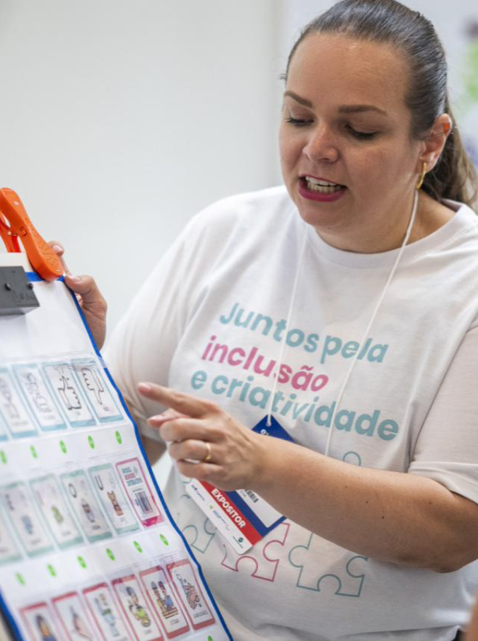 Mulher explicando algo utilizando um quadro