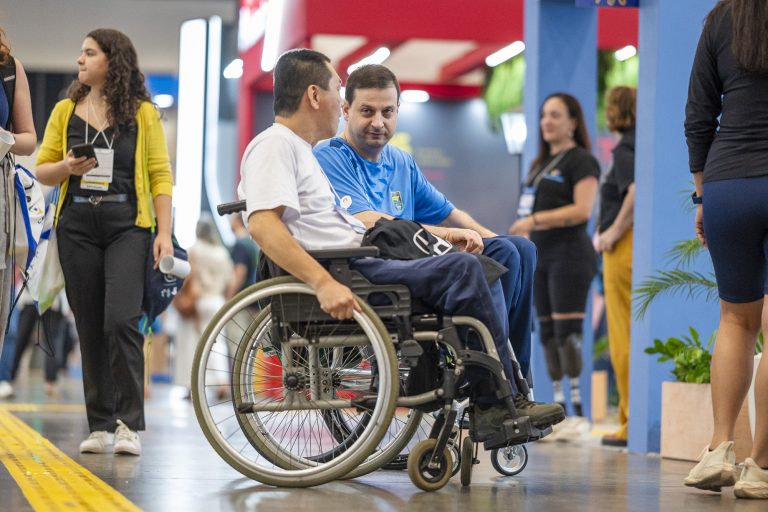 Dois homens em uma conversa, sentados em cadeira de rodas