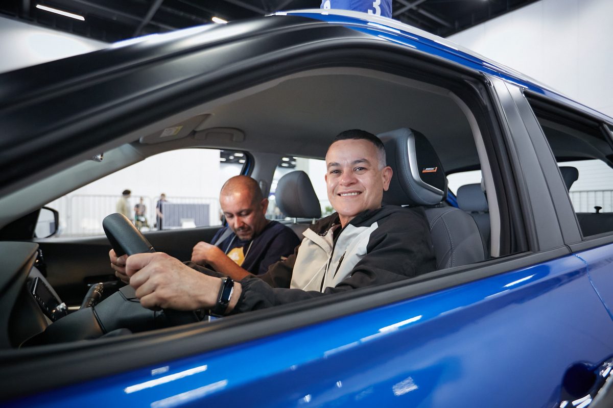 Homem fazendo o Test-Drive com um Nissan Kick na Reatech 2022