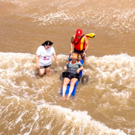 Foto: Gustavo Mansur - Secom - Guarda-vida acompanha os usuários da cadeira anfíbia