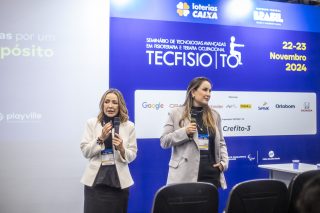 Duas palestrantes no palco do seminário TECFISIO, sobre tecnologias avançadas em fisioterapia e terapia ocupacional.